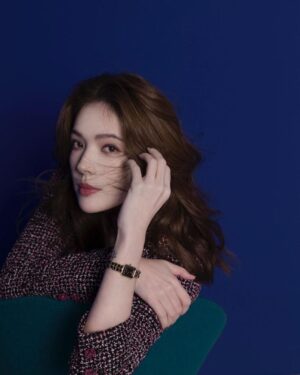 Tiffany Hsu Instagram - 我很喜歡香奈兒女士說過的一段話：「香奈兒是一種風格，時尚變化太快，風格和時尚是不同的概念。」

是啊！「時尚」是追逐時下流行的衣著打扮，「風格」卻能經得起歲月的洗禮，成為每個時代的共同嚮往。
很多人會把風格和穿搭混為一談，但對我而言，風格是一種優雅的魅力，讓人一見鍾情。

而我依然記得第一次見到Première腕錶-原創款時，內心的那份悸動。Première在法文中代表了「首要」、「卓越」，
它不僅是香奈兒於1987年推出的第一款腕錶，設計也完全從女性觀點出發，重新詮釋了時間對女性的定義。
戴上Première，聽不見分秒飛逝的滴答聲，時間，彷彿在此從容延伸，優雅推移。

@chanelofficial
#CHANELPremiere
#CHANELWatches
Makeup: @backstagejimywu 
Hairstyles: @chuan518