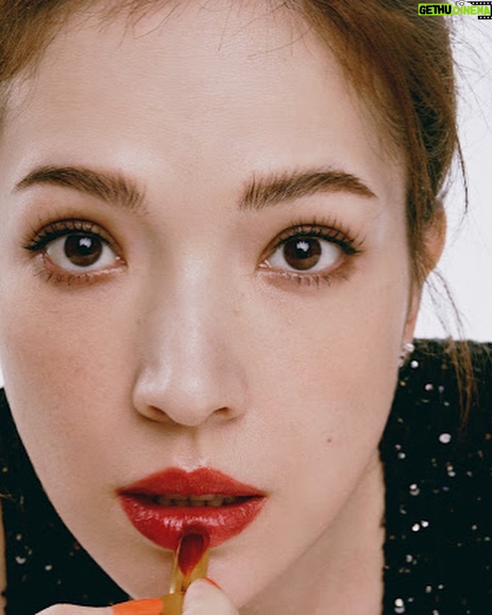 Tiffany Hsu Instagram - ELLE Makeup: @backstagejimywu Hairstylist: @chuan518 @chanelofficial @chanel.beauty 色號分別是 #824 #812 #818 #824 女孩們準備好了嗎💕
