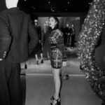 Tiffany Hsu Instagram - 酒紅色象徵著生命、血液、熱情、勇氣、火焰與能量，也是香奈兒的主要色系之一。 香奈兒2021/22工坊系列Look 48洋裝腰帶刺繡重現了Le 19M建築體的結構，在金色邊上刺繡明亮的紅色和金色透明水晶鑲飾，更搭配同款刺繡印花的小包 一如既往的優雅美好 溫柔知性 叛逆直接 #CHANELMetiersdArt #le19M