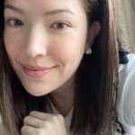 Tiffany Hsu Instagram - 自然輕透妝來了⭐️ 很難一心二用的我努力邊化妝邊跟大家說話😂😂 所以文字再補齊化妝重點 首先使用防曬&校色的玫瑰色防護妝前乳，再用時尚裸光粉底精華輕擦在整臉打造潤澤光感，接下來使用水幕絲粉底勻亮膚色，混合B10跟蜜桃色的潤色遮瑕筆在一些在自己在意的小地方❤️ 最後在兩頰拍上泡泡腮紅增加自然紅潤，也會在眉骨跟嘴唇把剩下的一起抹上，看起來像曬過太陽一樣溫暖@CHANEL.beauty #Lesbeiges #CHANELMakeup #香奈兒時尚裸光系列