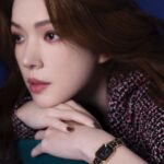 Tiffany Hsu Instagram - 我很喜歡香奈兒女士說過的一段話：「香奈兒是一種風格，時尚變化太快，風格和時尚是不同的概念。」 是啊！「時尚」是追逐時下流行的衣著打扮，「風格」卻能經得起歲月的洗禮，成為每個時代的共同嚮往。 很多人會把風格和穿搭混為一談，但對我而言，風格是一種優雅的魅力，讓人一見鍾情。 而我依然記得第一次見到Première腕錶-原創款時，內心的那份悸動。Première在法文中代表了「首要」、「卓越」， 它不僅是香奈兒於1987年推出的第一款腕錶，設計也完全從女性觀點出發，重新詮釋了時間對女性的定義。 戴上Première，聽不見分秒飛逝的滴答聲，時間，彷彿在此從容延伸，優雅推移。 @chanelofficial #CHANELPremiere #CHANELWatches Makeup: @backstagejimywu Hairstyles: @chuan518