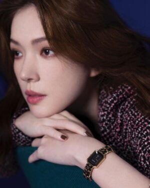 Tiffany Hsu Instagram - 我很喜歡香奈兒女士說過的一段話：「香奈兒是一種風格，時尚變化太快，風格和時尚是不同的概念。」

是啊！「時尚」是追逐時下流行的衣著打扮，「風格」卻能經得起歲月的洗禮，成為每個時代的共同嚮往。
很多人會把風格和穿搭混為一談，但對我而言，風格是一種優雅的魅力，讓人一見鍾情。

而我依然記得第一次見到Première腕錶-原創款時，內心的那份悸動。Première在法文中代表了「首要」、「卓越」，
它不僅是香奈兒於1987年推出的第一款腕錶，設計也完全從女性觀點出發，重新詮釋了時間對女性的定義。
戴上Première，聽不見分秒飛逝的滴答聲，時間，彷彿在此從容延伸，優雅推移。

@chanelofficial
#CHANELPremiere
#CHANELWatches
Makeup: @backstagejimywu 
Hairstyles: @chuan518
