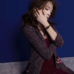 Tiffany Hsu Instagram - 我很喜歡香奈兒女士說過的一段話：「香奈兒是一種風格，時尚變化太快，風格和時尚是不同的概念。」 是啊！「時尚」是追逐時下流行的衣著打扮，「風格」卻能經得起歲月的洗禮，成為每個時代的共同嚮往。 很多人會把風格和穿搭混為一談，但對我而言，風格是一種優雅的魅力，讓人一見鍾情。 而我依然記得第一次見到Première腕錶-原創款時，內心的那份悸動。Première在法文中代表了「首要」、「卓越」， 它不僅是香奈兒於1987年推出的第一款腕錶，設計也完全從女性觀點出發，重新詮釋了時間對女性的定義。 戴上Première，聽不見分秒飛逝的滴答聲，時間，彷彿在此從容延伸，優雅推移。 @chanelofficial #CHANELPremiere #CHANELWatches Makeup: @backstagejimywu Hairstyles: @chuan518