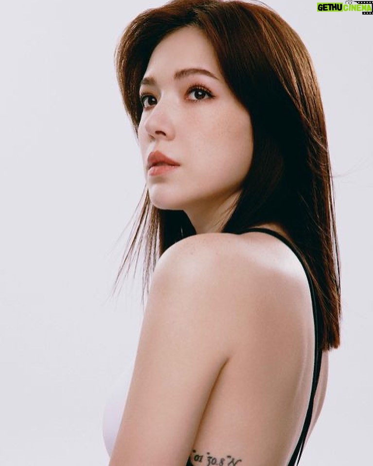 Tiffany Hsu Instagram - ELLE Makeup: @backstagejimywu Hairstylist: @chuan518 @chanelofficial @chanel.beauty 色號分別是 #824 #812 #818 #824 女孩們準備好了嗎💕