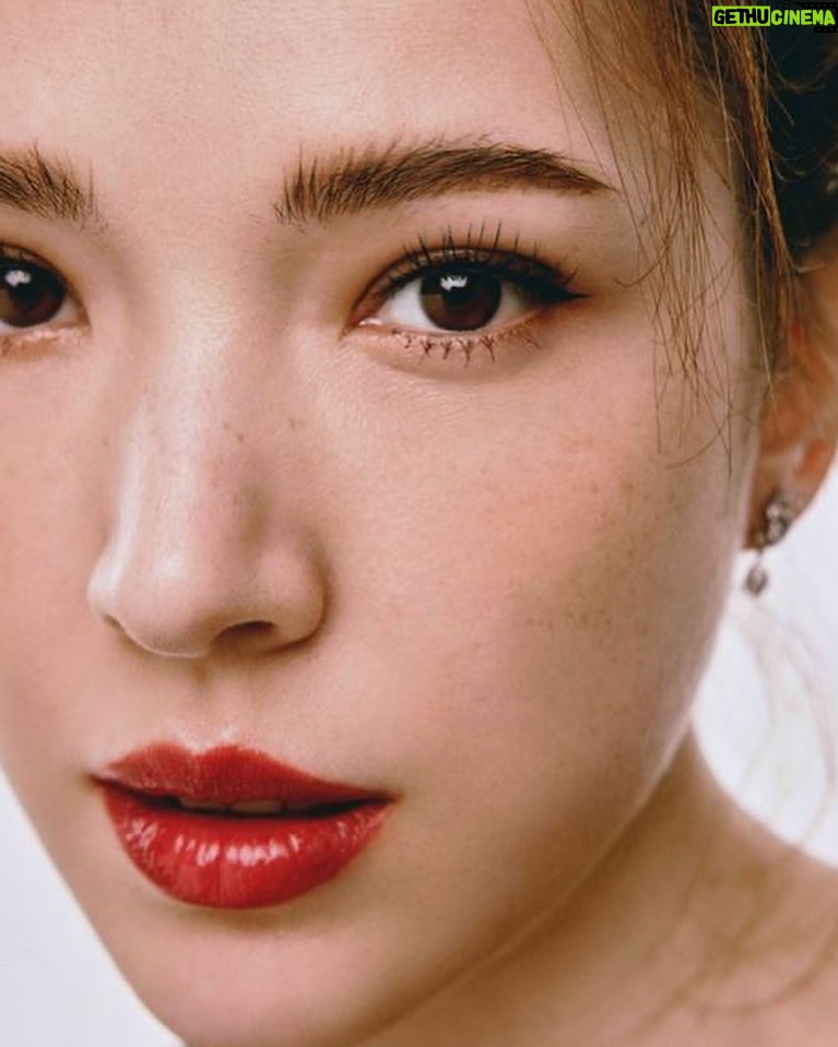 Tiffany Hsu Instagram - ELLE Makeup: @backstagejimywu Hairstylist: @chuan518 @chanelofficial @chanel.beauty 色號分別是 #824 #812 #818 #824 女孩們準備好了嗎💕