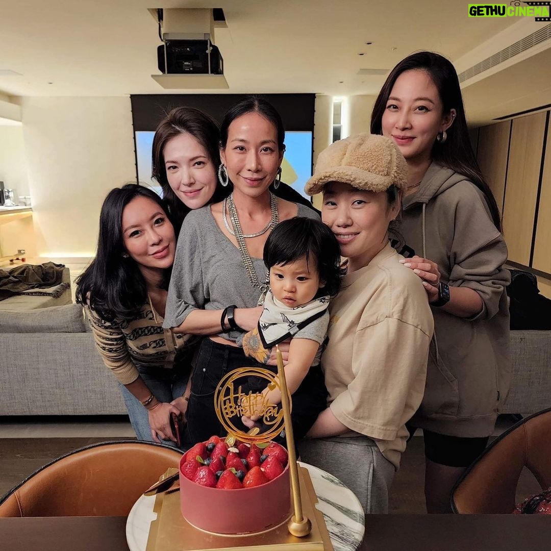 Tiffany Hsu Instagram - I love my Girls Happy birthday Wendy ❤️ @wendywherewhywhateverway @elin22 @weiweionlygod @shiaojair