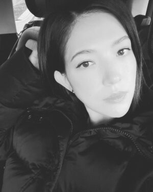 Tiffany Hsu Instagram - 急凍的天氣拍戲只想把自己埋在羽絨衣裡😶‍🌫️😶‍🌫️😶‍🌫️😶‍🌫️