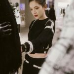 Tiffany Hsu Instagram - 欣賞香奈兒Cruise度假系列，好像來到了普羅旺斯的光影採石場，進入尚考克多的電影世界。 在黑白光影之間穿梭，探索Virginie Viard的創作，在叛逆龐克美學中，感受女性自由魅力。 #CHANELCruise @chanelofficial