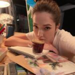 Tiffany Hsu Instagram – ☕️喝咖啡。找靈感
#MeTime #我的畫畫世界