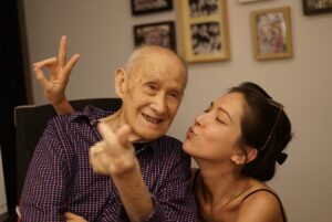 Tiffany Hsu Instagram - 總是叫我女兒乖乖的你
最愛的你
我想要給妳的祝福
也跟你給我的是一樣
「平平安安」
我們的心一如既往的堅強
我們會抱著你
親親牽起你的手
將它捂熱
不吵你，這樣靜靜地、
等你。張眼看看我們一眼
然後我們一起吃點好吃的營養
我想你了😶😶. 
我們都好想和你坐在團圓的桌子一起過個好年🧨
❤️早日康復❤️🙏祈禱
#我在身上刺了一個座標
#那是家的記憶
#有爺爺婆婆才擁有我們
#無論我們去哪，那就是我們要回的方向
#因為那裡有愛的家人，有被溫柔的撫過心