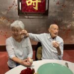 Tiffany Hsu Instagram - 總是叫我女兒乖乖的你 最愛的你 我想要給妳的祝福 也跟你給我的是一樣 「平平安安」 我們的心一如既往的堅強 我們會抱著你 親親牽起你的手 將它捂熱 不吵你，這樣靜靜地、 等你。張眼看看我們一眼 然後我們一起吃點好吃的營養 我想你了😶😶. 我們都好想和你坐在團圓的桌子一起過個好年🧨 ❤️早日康復❤️🙏祈禱 #我在身上刺了一個座標 #那是家的記憶 #有爺爺婆婆才擁有我們 #無論我們去哪，那就是我們要回的方向 #因為那裡有愛的家人，有被溫柔的撫過心