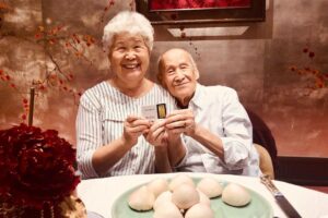 Tiffany Hsu Instagram - 總是叫我女兒乖乖的你
最愛的你
我想要給妳的祝福
也跟你給我的是一樣
「平平安安」
我們的心一如既往的堅強
我們會抱著你
親親牽起你的手
將它捂熱
不吵你，這樣靜靜地、
等你。張眼看看我們一眼
然後我們一起吃點好吃的營養
我想你了😶😶. 
我們都好想和你坐在團圓的桌子一起過個好年🧨
❤️早日康復❤️🙏祈禱
#我在身上刺了一個座標
#那是家的記憶
#有爺爺婆婆才擁有我們
#無論我們去哪，那就是我們要回的方向
#因為那裡有愛的家人，有被溫柔的撫過心