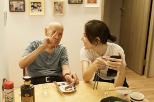Tiffany Hsu Instagram - 總是叫我女兒乖乖的你
最愛的你
我想要給妳的祝福
也跟你給我的是一樣
「平平安安」
我們的心一如既往的堅強
我們會抱著你
親親牽起你的手
將它捂熱
不吵你，這樣靜靜地、
等你。張眼看看我們一眼
然後我們一起吃點好吃的營養
我想你了😶😶. 
我們都好想和你坐在團圓的桌子一起過個好年🧨
❤️早日康復❤️🙏祈禱
#我在身上刺了一個座標
#那是家的記憶
#有爺爺婆婆才擁有我們
#無論我們去哪，那就是我們要回的方向
#因為那裡有愛的家人，有被溫柔的撫過心