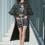 Tiffany Hsu Instagram - 這次Chanel 2021/22 Métiers d’art工坊系列的所有細節都無比動人，結合了刺繡、金銀、帽飾等無限的可能性、搭配皮革手套瑪莉珍鞋，我最喜歡Virginie Viard呈現女人的灑脫帥氣並讓美麗軟質的布料可以立體且充滿態度。我看到在組裝這些過程裡的創意和保有一顆好玩的心。在線上看秀一樣滿足❤️ #CHANELMetiersdArt #Le19M