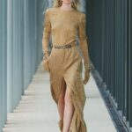 Tiffany Hsu Instagram - 這次Chanel 2021/22 Métiers d’art工坊系列的所有細節都無比動人，結合了刺繡、金銀、帽飾等無限的可能性、搭配皮革手套瑪莉珍鞋，我最喜歡Virginie Viard呈現女人的灑脫帥氣並讓美麗軟質的布料可以立體且充滿態度。我看到在組裝這些過程裡的創意和保有一顆好玩的心。在線上看秀一樣滿足❤️ #CHANELMetiersdArt #Le19M