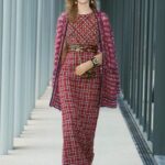 Tiffany Hsu Instagram - 這次Chanel 2021/22 Métiers d’art工坊系列的所有細節都無比動人，結合了刺繡、金銀、帽飾等無限的可能性、搭配皮革手套瑪莉珍鞋，我最喜歡Virginie Viard呈現女人的灑脫帥氣並讓美麗軟質的布料可以立體且充滿態度。我看到在組裝這些過程裡的創意和保有一顆好玩的心。在線上看秀一樣滿足❤️ #CHANELMetiersdArt #Le19M