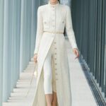Tiffany Hsu Instagram - 這次Chanel 2021/22 Métiers d’art工坊系列的所有細節都無比動人，結合了刺繡、金銀、帽飾等無限的可能性、搭配皮革手套瑪莉珍鞋，我最喜歡Virginie Viard呈現女人的灑脫帥氣並讓美麗軟質的布料可以立體且充滿態度。我看到在組裝這些過程裡的創意和保有一顆好玩的心。在線上看秀一樣滿足❤️ #CHANELMetiersdArt #Le19M