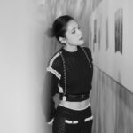 Tiffany Hsu Instagram - 欣賞香奈兒Cruise度假系列，好像來到了普羅旺斯的光影採石場，進入尚考克多的電影世界。 在黑白光影之間穿梭，探索Virginie Viard的創作，在叛逆龐克美學中，感受女性自由魅力。 #CHANELCruise @chanelofficial