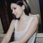 Tiffany Hsu Instagram - 曬照時間😆 #亞洲電影大獎 #ASIAN FILM AWARDS #CHANELCruise #CHANELFineJewelry #CHANELMakeup Hairstyles: @chuan518 Makeup: @backstagejimywu @chanelofficial @chanel.beauty