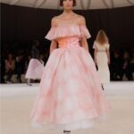 Tiffany Hsu Instagram – 今年，香奈兒與舞蹈的緊密連結迸出火花，距離首次設計芭蕾舞裝已經過去一個世紀，此系列以粉白和水彩色調為主軸，肢體語言的力量與優雅飄逸，舞蹈就像是身體記憶，需要練習。大量的貫徹自律的日常，是一種內心情感的訴說，由芭蕾舞蹈、時尚、音樂、戲劇、繪畫交織，呈現一場驚喜的觸動。
而鈕扣成為了一種解脫束縛的象徵，在穿戴上變得輕而易舉，ㄧ眼可辨識的香奈兒鈕扣，是種傳承，熱情和歷久彌新的優雅🌟
@chanelofficial