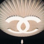 Tiffany Hsu Instagram – 今年，香奈兒與舞蹈的緊密連結迸出火花，距離首次設計芭蕾舞裝已經過去一個世紀，此系列以粉白和水彩色調為主軸，肢體語言的力量與優雅飄逸，舞蹈就像是身體記憶，需要練習。大量的貫徹自律的日常，是一種內心情感的訴說，由芭蕾舞蹈、時尚、音樂、戲劇、繪畫交織，呈現一場驚喜的觸動。
而鈕扣成為了一種解脫束縛的象徵，在穿戴上變得輕而易舉，ㄧ眼可辨識的香奈兒鈕扣，是種傳承，熱情和歷久彌新的優雅🌟
@chanelofficial