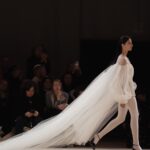 Tiffany Hsu Instagram – 今年，香奈兒與舞蹈的緊密連結迸出火花，距離首次設計芭蕾舞裝已經過去一個世紀，此系列以粉白和水彩色調為主軸，肢體語言的力量與優雅飄逸，舞蹈就像是身體記憶，需要練習。大量的貫徹自律的日常，是一種內心情感的訴說，由芭蕾舞蹈、時尚、音樂、戲劇、繪畫交織，呈現一場驚喜的觸動。
而鈕扣成為了一種解脫束縛的象徵，在穿戴上變得輕而易舉，ㄧ眼可辨識的香奈兒鈕扣，是種傳承，熱情和歷久彌新的優雅🌟
@chanelofficial