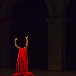 Tiffany Hsu Instagram - 香奈兒支持的藝文活動Camping Asia 2023於今天開幕 開幕表演《我是紅》（Portraits in Red）是肯亞裔美國藝術家萬吉魯．卡穆尤 （Wanjiru Kamuyu ）的獨舞作品。 我最喜歡前面的凝結時光，藉由音樂、燈光及表現讓你感受時間的流動和感受中的不知不覺，最後又由光和影子對立不同面向、掙扎及完整，不斷旋轉做為人生的循環播放❤️❤️ 不一樣的感受。很難得的機會、特別的經驗分享😌 #2023CampingAsia #CHANEL