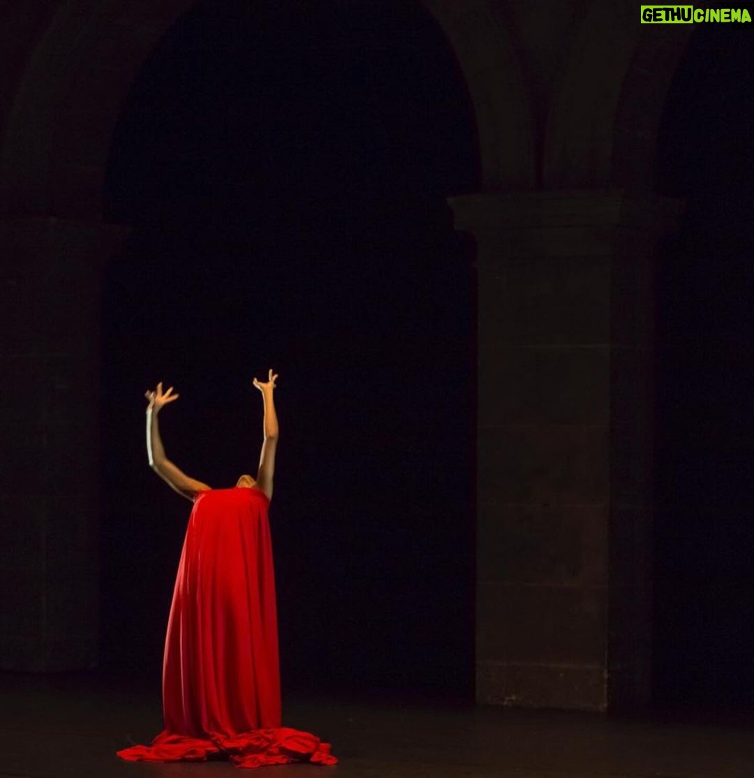 Tiffany Hsu Instagram - 香奈兒支持的藝文活動Camping Asia 2023於今天開幕 開幕表演《我是紅》(Portraits in Red)是肯亞裔美國藝術家萬吉魯.卡穆尤 (Wanjiru Kamuyu )的獨舞作品。 我最喜歡前面的凝結時光,藉由音樂、燈光及表現讓你感受時間的流動和感受中的不知不覺,最後又由光和影子對立不同面向、掙扎及完整,不斷旋轉做為人生的循環播放❤️❤️ 不一樣的感受。很難得的機會、特別的經驗分享😌 #2023CampingAsia #CHANEL