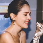 Tiffany Hsu Instagram - 謝謝金鐘58、謝謝評審 如夢似幻美好的夜晚 所有在我身旁支持的朋友 還有我最愛的家人 因為有你們 所以 我覺得我很幸福 因為有你們 每天睜開眼睛 無論還有多少辛苦 覺得都能戰鬥下去 謝謝《她和她的她》劇組工作夥伴們 因為你們 我才有機會站上台表達感謝 如芬姐、華文創、八大、四方四隅、製作人Sam,雅婷、郁芳姐、導演卓立、Netflix（謝謝你們對我的信任） 每一封訊息的祝福和恭喜 都在心裡烙下溫暖的痕跡 謝謝支持我的每一部戲每一個角色的你們 謝謝堅持不懈的自己 我是一個頑固的人 會繼續嘗試各種可能性 努力持續往前進 謝謝 我美麗的團隊 你們辛苦了🌟 @lynfang0408 @backstage__makeup @chuan518 @zestylingstudio @amyamy27470333 @BOBJIAN ❤️爺爺你知道我愛你❤️ 借三立新聞網的照片，謝謝🙏