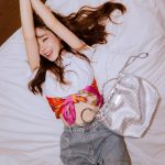 Tiffany Young Instagram - 🩶 2월 29일부터 모스키노에서 만나볼 수 있는 코리아 익스클루시브 ‘실버 레터링 버킷 백’과 함께한 순간들✨✨✨ silver mini lettering bucket bag available in stores & online TODAY exclusively for @moschino korea 🧸 #moschino #모스키노 #광고
