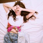 Tiffany Young Instagram - 🩶 2월 29일부터 모스키노에서 만나볼 수 있는 코리아 익스클루시브 ‘실버 레터링 버킷 백’과 함께한 순간들✨✨✨ silver mini lettering bucket bag available in stores & online TODAY exclusively for @moschino korea 🧸 #moschino #모스키노 #광고