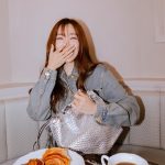 Tiffany Young Instagram - 🩶 2월 29일부터 모스키노에서 만나볼 수 있는 코리아 익스클루시브 ‘실버 레터링 버킷 백’과 함께한 순간들✨✨✨ silver mini lettering bucket bag available in stores & online TODAY exclusively for @moschino korea 🧸 #moschino #모스키노 #광고