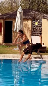 Tiger Shroff Instagram - Hisaab barabar bade😂 @akshaykumar