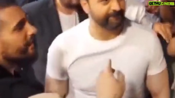 Tim Hassan Instagram - شكرا من قلبي ممنون لكل حدا من الجمهور الحبيب ، اسعدتوني وشرفتوني شو ماقلت او عملت مابيوفيكن شكرا لكل الإعلام والصحافة والنقاد الأكارم انشالله مع انطلاقة عروض #فيلم_الهيبة تكونوا راضيين ومبسوطين شكرا للاحباب في دبي وابوظبي وعمّان وبيروت ومشكورين على الضيافة الكريمة غمرتونا بلطفكن وشكرا سلف لكل البلاد يلي للاسف ماقدرنا نكون فيها لضغط الوقت والالتزام بالتصوير سامحونا .. تحية وشكر وتقدير لاهلي واخواني واخواتي في سوريا دمشق انتو بالقلب وفوق الراس🌹 شكرا موقع بوسطة على التقرير الجميل عن دمشق احييكم @bostahdrama
