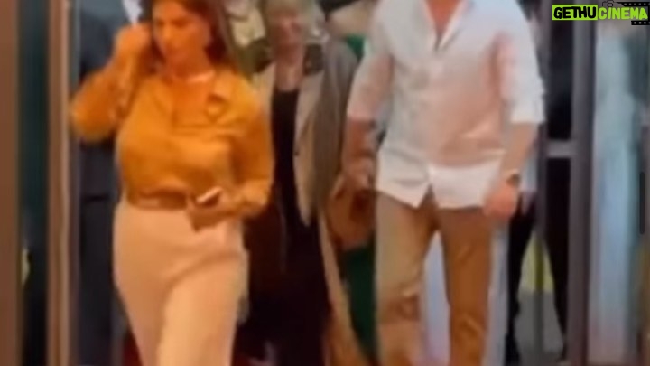 Tim Hassan Instagram - شكرا من قلبي ممنون لكل حدا من الجمهور الحبيب ، اسعدتوني وشرفتوني شو ماقلت او عملت مابيوفيكن شكرا لكل الإعلام والصحافة والنقاد الأكارم انشالله مع انطلاقة عروض #فيلم_الهيبة تكونوا راضيين ومبسوطين شكرا للاحباب في دبي وابوظبي وعمّان وبيروت ومشكورين على الضيافة الكريمة غمرتونا بلطفكن وشكرا سلف لكل البلاد يلي للاسف ماقدرنا نكون فيها لضغط الوقت والالتزام بالتصوير سامحونا .. تحية وشكر وتقدير لاهلي واخواني واخواتي في سوريا دمشق انتو بالقلب وفوق الراس🌹 شكرا موقع بوسطة على التقرير الجميل عن دمشق احييكم @bostahdrama