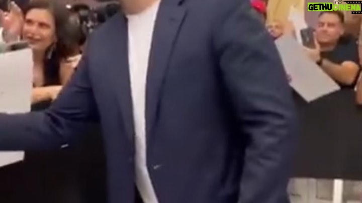 Tim Hassan Instagram - شكرا من قلبي ممنون لكل حدا من الجمهور الحبيب ، اسعدتوني وشرفتوني شو ماقلت او عملت مابيوفيكن شكرا لكل الإعلام والصحافة والنقاد الأكارم انشالله مع انطلاقة عروض #فيلم_الهيبة تكونوا راضيين ومبسوطين شكرا للاحباب في دبي وابوظبي وعمّان وبيروت ومشكورين على الضيافة الكريمة غمرتونا بلطفكن وشكرا سلف لكل البلاد يلي للاسف ماقدرنا نكون فيها لضغط الوقت والالتزام بالتصوير سامحونا .. تحية وشكر وتقدير لاهلي واخواني واخواتي في سوريا دمشق انتو بالقلب وفوق الراس🌹 شكرا موقع بوسطة على التقرير الجميل عن دمشق احييكم @bostahdrama