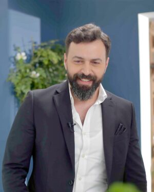 Tim Hassan Instagram - ‎غدآ 
‎مع الأستاذ داوود الشريان 10 مساءً KSA  على MBC1 
‎#تيم_حسن #مع_الشريان
