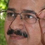Tim Hassan Instagram - رحم الله الأستاذ الكبير #بسام_الملا اعتقد أنه لايمكن ان تكون ناطقآ بالعربية إلا وقد شاهدت على أقل تقدير مسلسلآ ما أو حلقة ما لمخرجنا السوري القدير .. لم يكن صاحب نجاح اعتيادي أو نهج خاص أو بصمة وذائقة خاصة فقط إنما هو حقيقةً من كبار المخرجين العرب الذين عرفوا كيف نقلوا روح وخصوصية حياتهم و بلدهم الى مدى أرحب فأدخل رحمه الله المسلسل السوري الى ذاكرة العرب ووجدانهم بقديمه وجديده من الثمانينات وحتى اخر ايام نشاطه الفني .. رحمك الله وأسكنك فسيح جناته وألهم أهلك ومحبيك الصبر إنا لله وإنا إليه راجعون