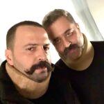 Tim Hassan Instagram - ‎هادا المشروع رقم 10بشراكتنا ‎سامر الحبيب وبالشراكة ايضآ مع اخواننا مؤسسة الصباح. ‎متل العادة سامر وأنا تشاركنا في الزند الافكار والتفاصيل والهموم والتعب والمشاكل الكتيرة وفوقهم المرض والدكاترة والادوية 😊والحمدلله استمرينا وللآن في التصوير .. ‎دايما سامر بيتعب وبيهتم وبيشتغل من قلب بكامل موهبته وشغفه وتركيزه ‎بس بالزند بالحرف هو قاتل ويقاتل للآن بلا راحة شهور طويلة وبشكل يومي لينجز ماانتم سعيدين به بهالأيام الفضيلة ‎يسلم ايديك مخرجنا الرائع سامر البرقاوي 🌹 ملاحظة : لاحدا يسألني ليش شوارب سامر متلي 😊 #سامر_البرقاوي #عمر_ابو_سعدة #صباح_اخوان #تيم_حسن