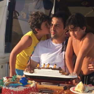Tim Hassan Instagram - رضاك يا أغلى الناس  وأمي الحبيبة والدنيا بالف خير ، الله يحفظكن ويطول عمركم وكل من قرأ هالسطور 🤲🏻🌷
#عيد_الأب 
#happyfathersday