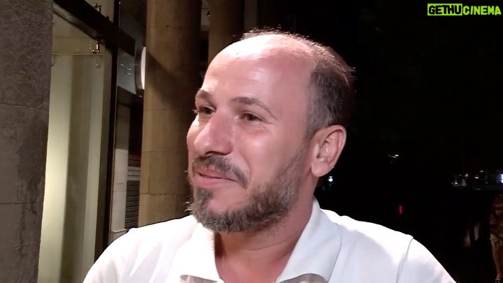 Tim Hassan Instagram - شكرا من قلبي ممنون لكل حدا من الجمهور الحبيب ، اسعدتوني وشرفتوني شو ماقلت او عملت مابيوفيكن شكرا لكل الإعلام والصحافة والنقاد الأكارم انشالله مع انطلاقة عروض #فيلم_الهيبة تكونوا راضيين ومبسوطين شكرا للاحباب في دبي وابوظبي وعمّان وبيروت ومشكورين على الضيافة الكريمة غمرتونا بلطفكن وشكرا سلف لكل البلاد يلي للاسف ماقدرنا نكون فيها لضغط الوقت والالتزام بالتصوير سامحونا .. تحية وشكر وتقدير لاهلي واخواني واخواتي في سوريا دمشق انتو بالقلب وفوق الراس🌹 شكرا موقع بوسطة على التقرير الجميل عن دمشق احييكم @bostahdrama