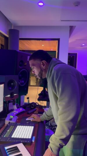 Timbaland Instagram - WE ABOUT TO SHIFT DA GAME WATCH 👀🚨🚨🚨🚨🚨🚨🚨 TIMBO BACHATA  X ⚡️⚡️⚡️YX⚡️⚡️⚡️⚡️
WE HIT DIFFERENT 🤯🤯🤯