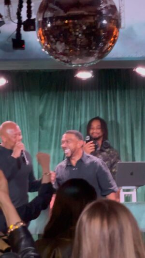 Timbaland Instagram - Man this moment rite here  is everything to me !!!!
If anybody know me @drdre  is my hero !!!!!! 
What a night!!! 🤯🤯🤯🤯
