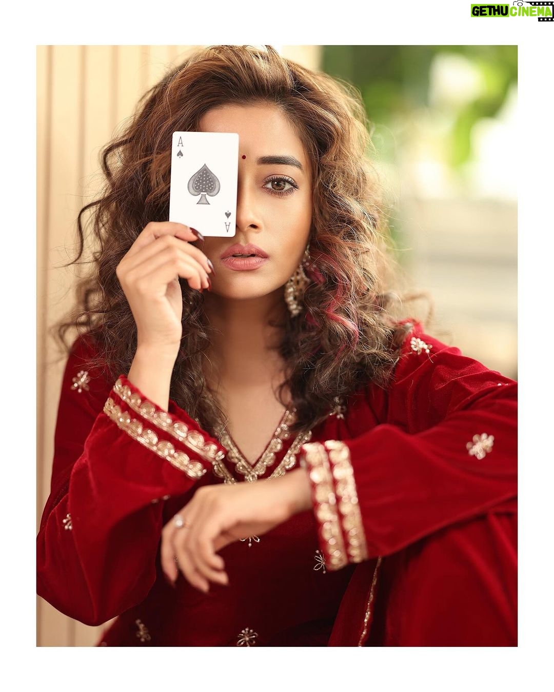 Tina Datta Instagram - When you are the Queen of your own game, playing the cards, one at a time! You ready? . . . #lookbook #fashion #style #portrait #photooftheday #TinaKaStyle #tinadatta