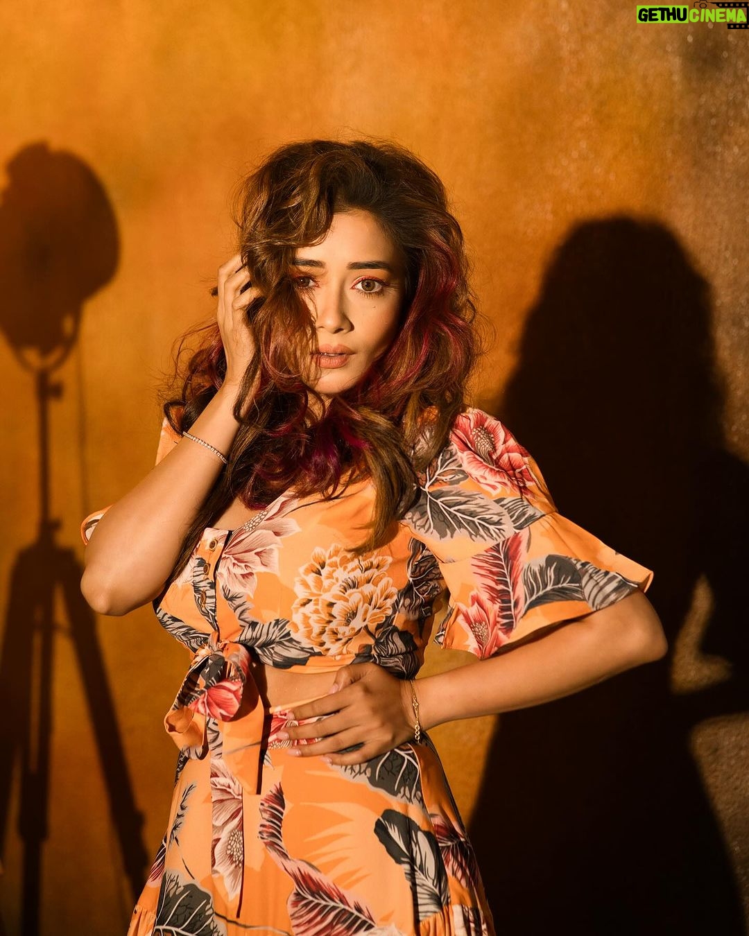 Tina Datta Instagram - A little orange, a little hues 🧡 it’s the weekend, so there can’t be any blues🥳 It’s fun playing the enchanting game of lights and shadows, where darkness embraces illumination, where every moment unveils a captivating dance of contrasts, casting a spell of intrigue and mystique✨ . . #lookbook #fashion #style #instadaily #instagood #TinaKaStyle #tinadatta