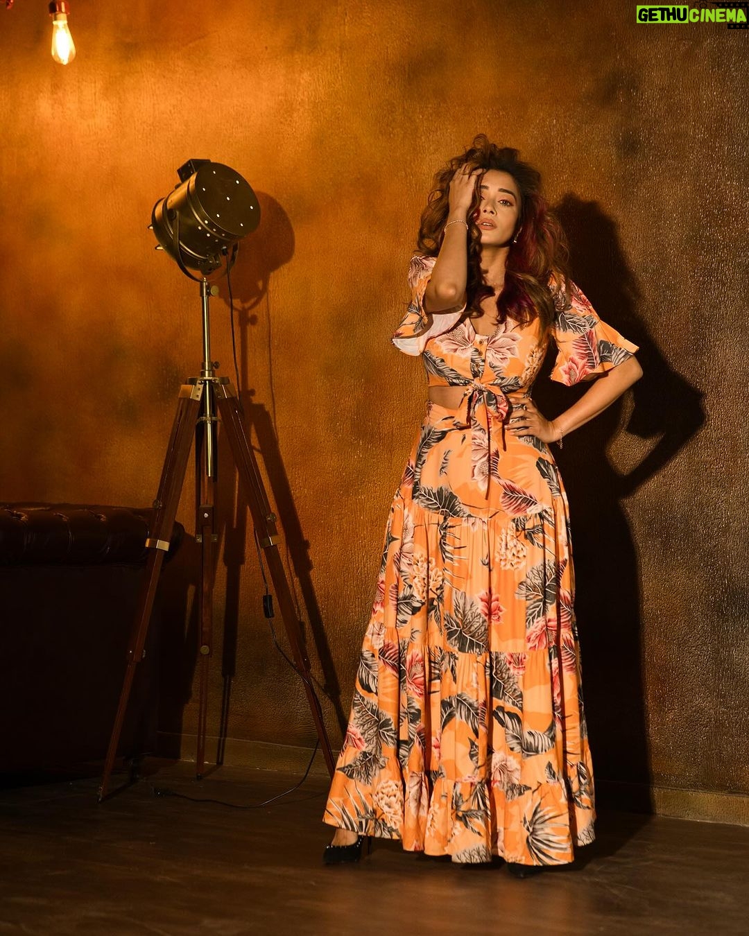 Tina Datta Instagram - A little orange, a little hues 🧡 it’s the weekend, so there can’t be any blues🥳 It’s fun playing the enchanting game of lights and shadows, where darkness embraces illumination, where every moment unveils a captivating dance of contrasts, casting a spell of intrigue and mystique✨ . . #lookbook #fashion #style #instadaily #instagood #TinaKaStyle #tinadatta