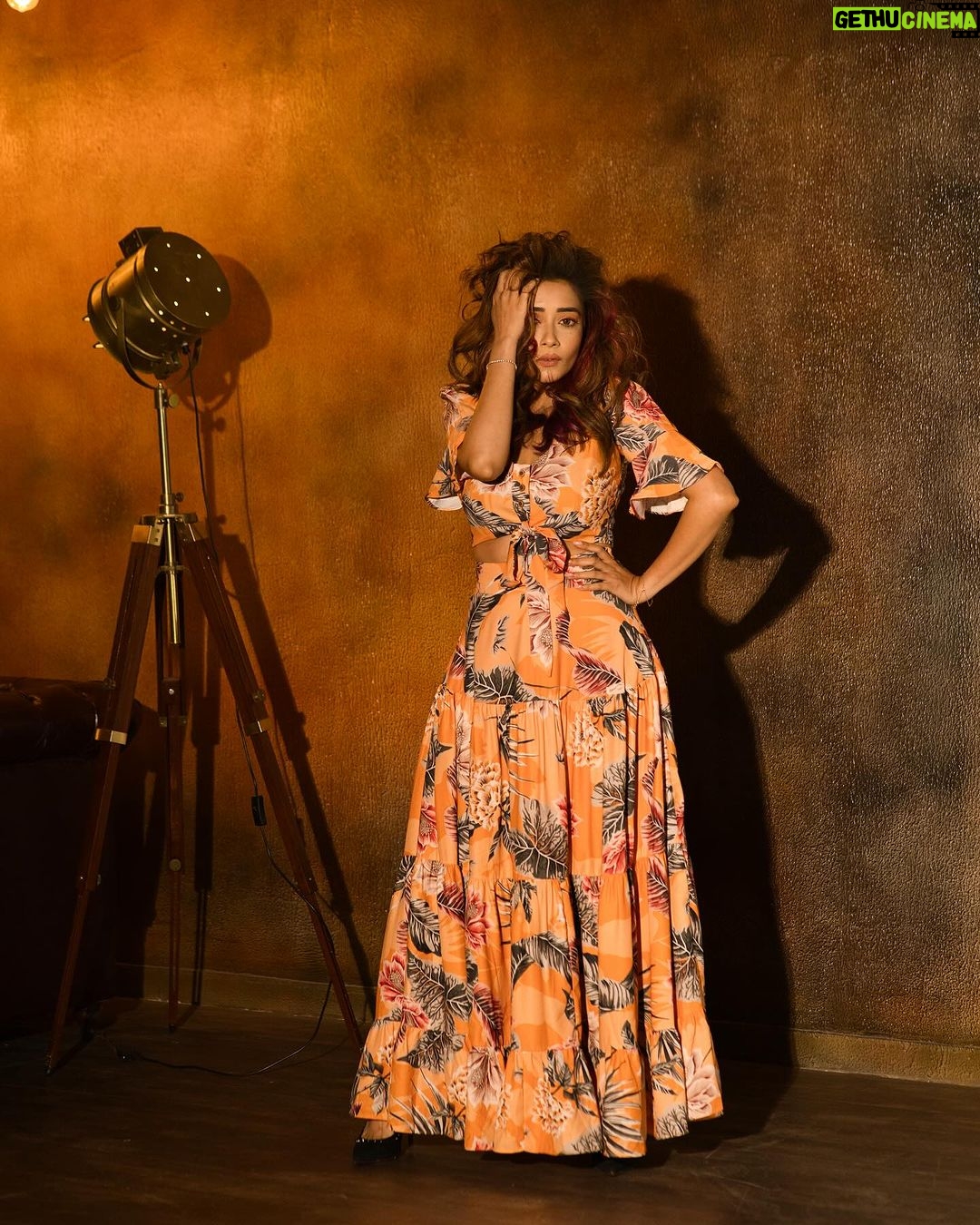 Tina Datta Instagram - A little orange, a little hues 🧡 it’s the weekend, so there can’t be any blues🥳 It’s fun playing the enchanting game of lights and shadows, where darkness embraces illumination, where every moment unveils a captivating dance of contrasts, casting a spell of intrigue and mystique✨ . . #lookbook #fashion #style #instadaily #instagood #TinaKaStyle #tinadatta