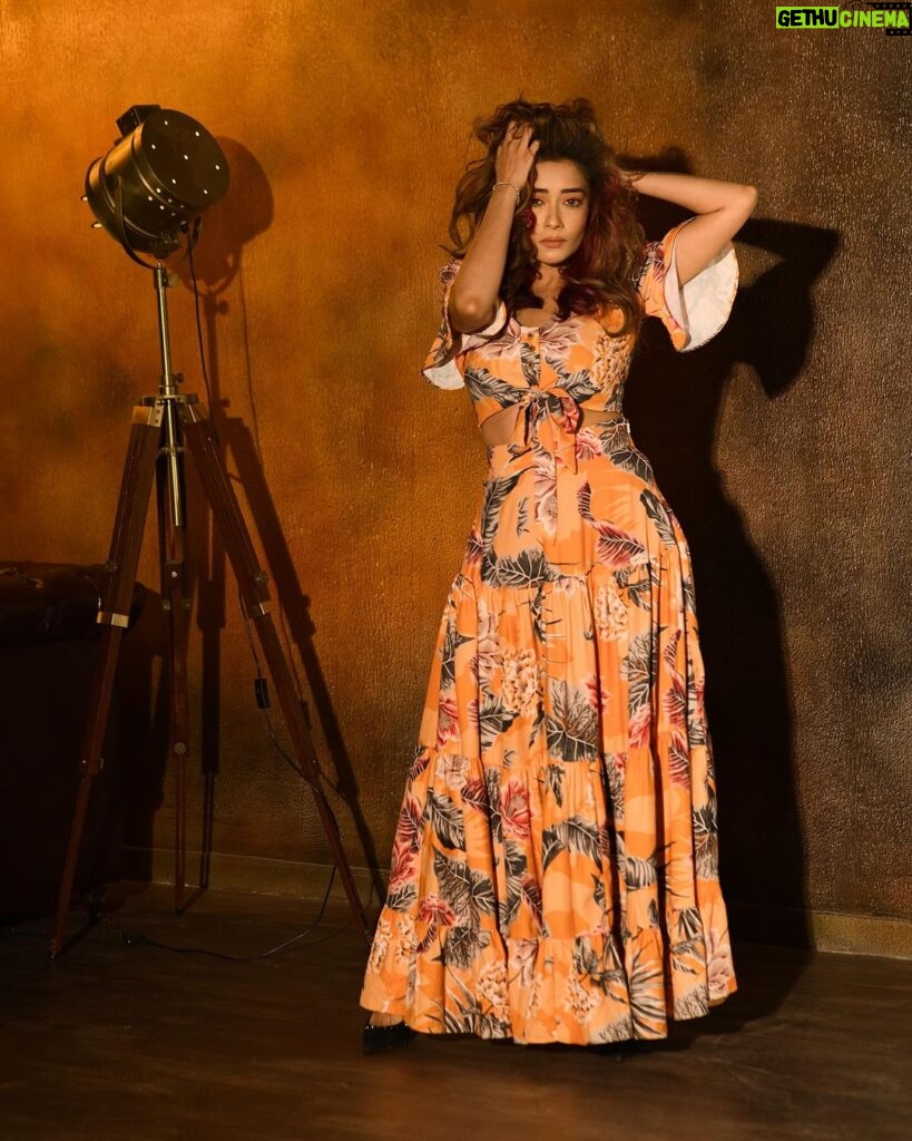 Tina Datta Instagram - A little orange, a little hues 🧡 it’s the weekend, so there can’t be any blues🥳 It’s fun playing the enchanting game of lights and shadows, where darkness embraces illumination, where every moment unveils a captivating dance of contrasts, casting a spell of intrigue and mystique✨ . . #lookbook #fashion #style #instadaily #instagood #TinaKaStyle #tinadatta