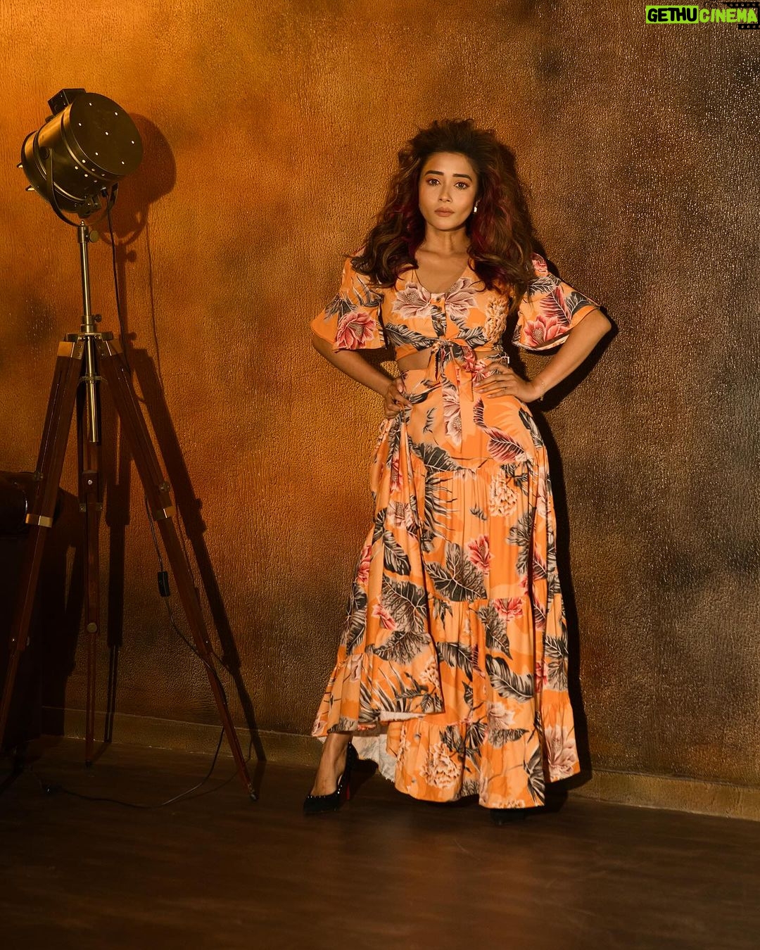 Tina Datta Instagram - A little orange, a little hues 🧡 it’s the weekend, so there can’t be any blues🥳 It’s fun playing the enchanting game of lights and shadows, where darkness embraces illumination, where every moment unveils a captivating dance of contrasts, casting a spell of intrigue and mystique✨ . . #lookbook #fashion #style #instadaily #instagood #TinaKaStyle #tinadatta