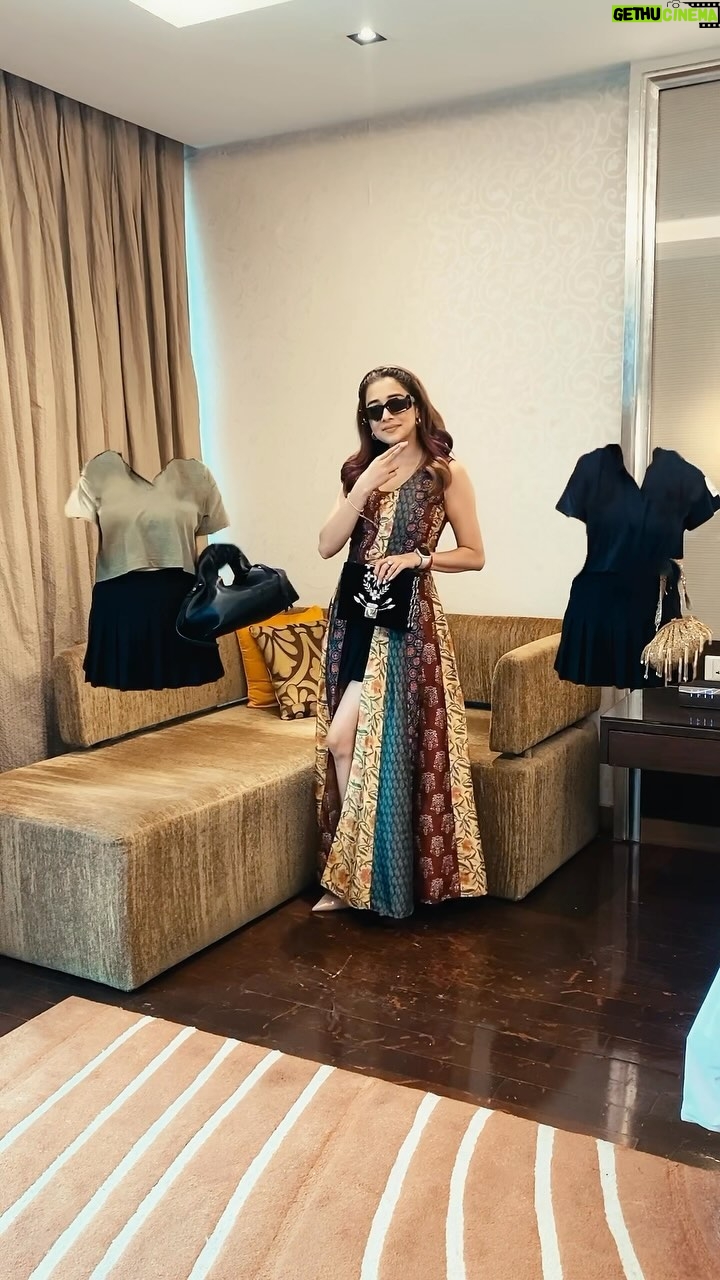 Tina Datta Instagram - Baithe baithe kya kare, karna hai kuch kaam 🤔 Shuru karo kapadon ka selection, leke designers ka naam 🤣😉 👗 . . @haroon_ali15 . . #feelkaroreelkaro #feelitreelit #valentinesmonth #reels #vfx #fashion #style #lookbook #trends #TinaKaStyle #tinadatta